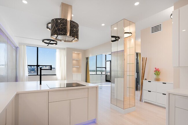 Building Photo - 14 Greenway Plz