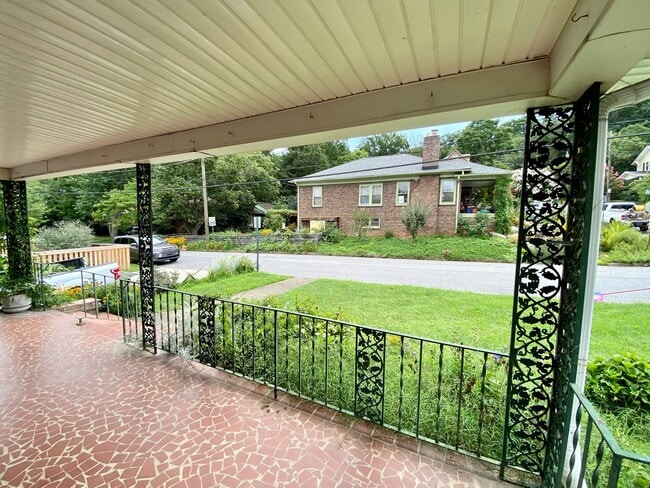 Building Photo - North Asheville - Renovated 1020's Charmer!