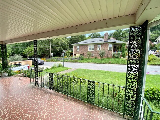 Foto del edificio - North Asheville - Renovated 1020's Charmer!