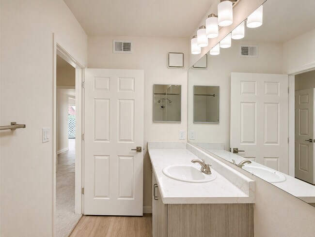Reformado: Muebles de cocina italianos e iluminación brillante en el baño. 5601 Taylor Ranch Rd NW, Albuquerque - Taylor Ranch