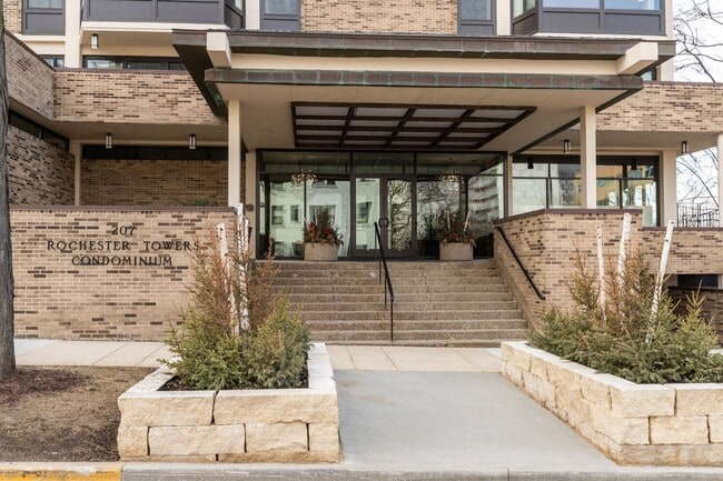Building Photo - Unbeatable Views, Ample Amenities, 2 Bed 1...