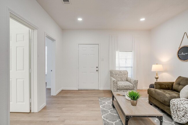 Foto del edificio - Spacious beautifully designed 3-bed and 2-...