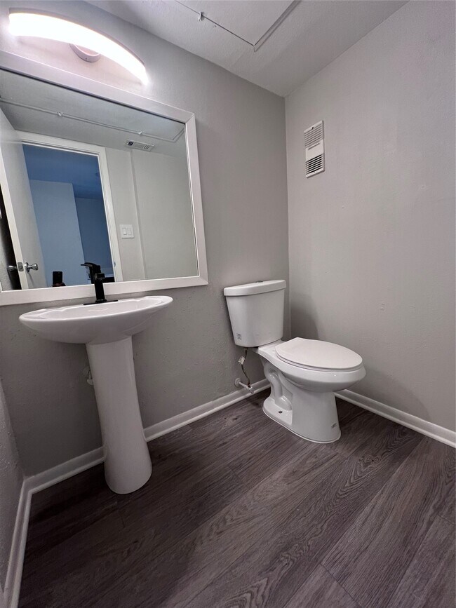 Foto del edificio - 5917 Fairdale Ln