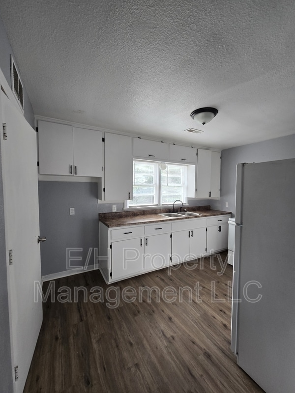 Building Photo - 1338 N Volutsia