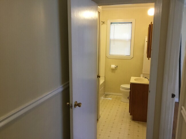 Bath - 1922 Oconnell St