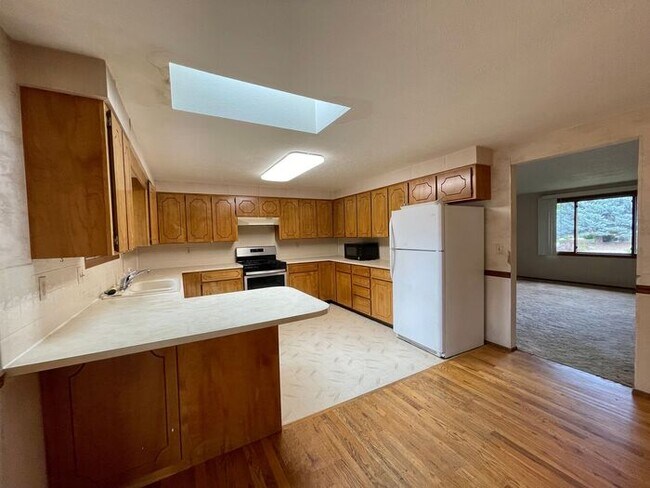 Building Photo - Large 3 Bedroom, 2 Bathroom Home in North ...
