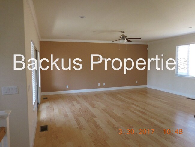 Building Photo - Wonderful townhouse in downtown Hollisster