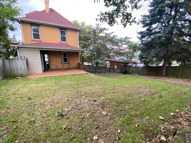 Building Photo - Updated 3-4 BR House with fenced yard & of...