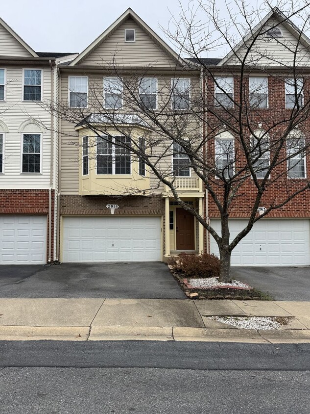 Foto principal - Updated Three Bedroom Home W/Full Sized Kitchen, Parking, Back Deck, & 2,640 Square Feet!