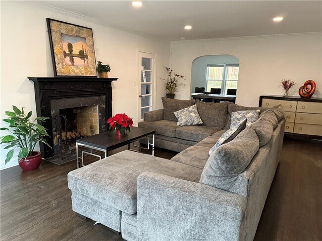 Foto del edificio - 1140 Goodwin Pl NE