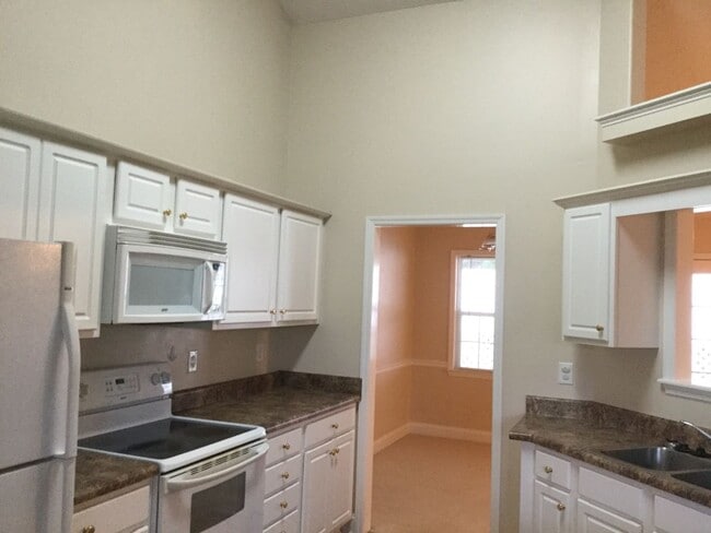 Building Photo - Centrally Located Home in New Bern-3 Bedroom With FROG