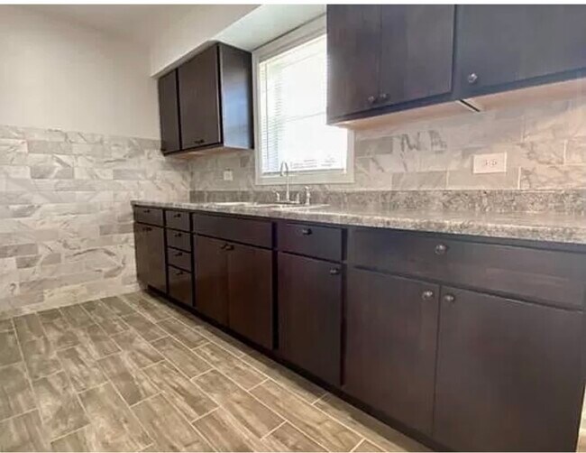 Foto del edificio - 5258 W Henderson St