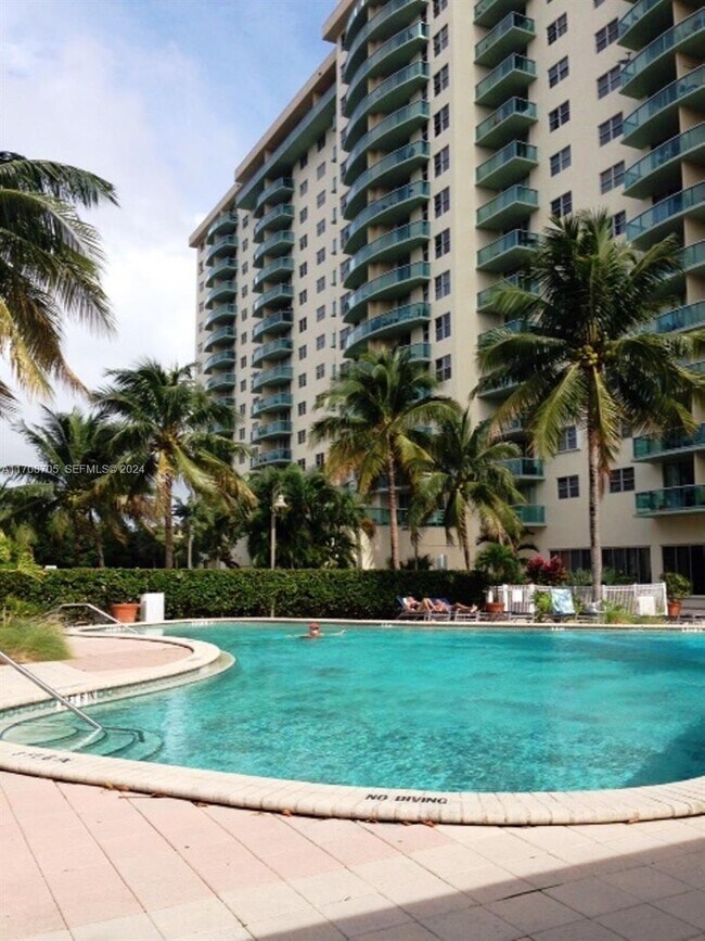 Foto del edificio - 19390 Collins Ave