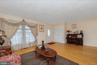 Building Photo - 40 Rittenhouse Dr