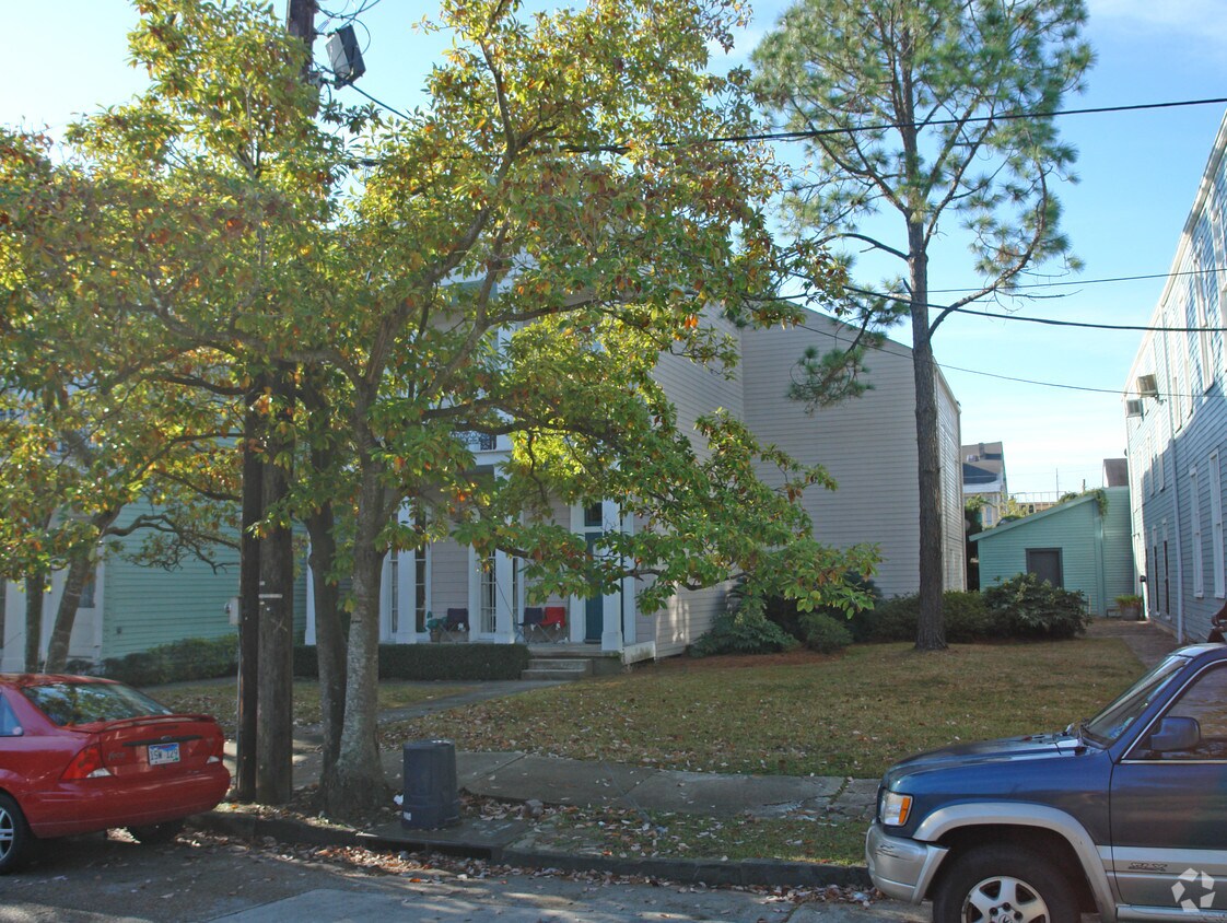 Primary Photo - 1420 Terpsichore St