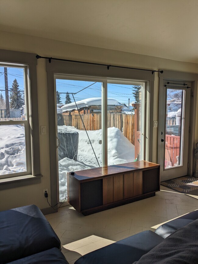 Foto del edificio - 417 E 10th St