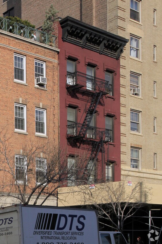 Building Photo - 373 Avenue of the Americas