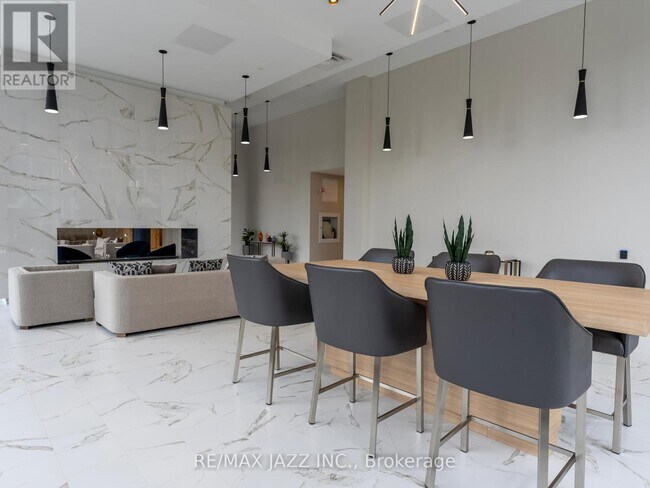 Photo du bâtiment - 80 Bond St E