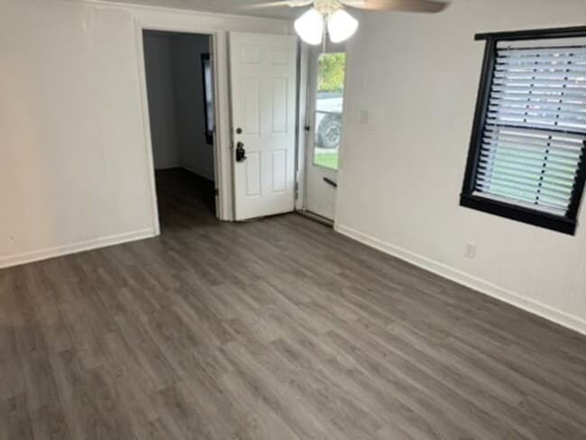 Building Photo - Charming 2 bedroom home in the heart of Columbia. Extra space for a den or spare bedroom.