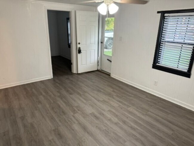 Foto del edificio - Charming 2 bedroom home in the heart of Columbia. Extra space for a den or spare bedroom.