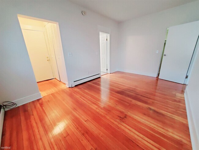 Building Photo - 1 br, 1 bath Condo - 5 Eversley Ave