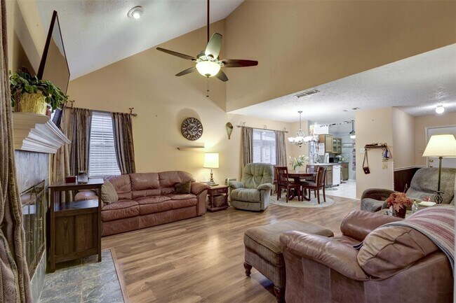 Foto del edificio - 16822 Rippling Mill Dr