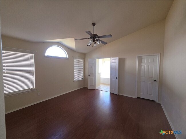 Foto del edificio - 2302 Griffin Dr