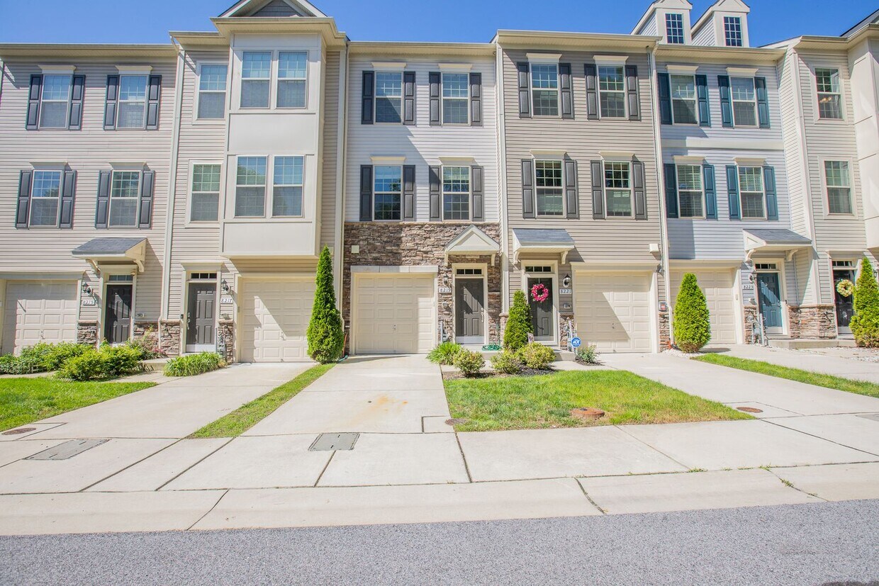 Foto principal - Beautiful 2 BR/3.5 BA Townhome in Severn!