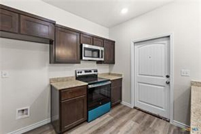 Building Photo - 121 Leon Ln