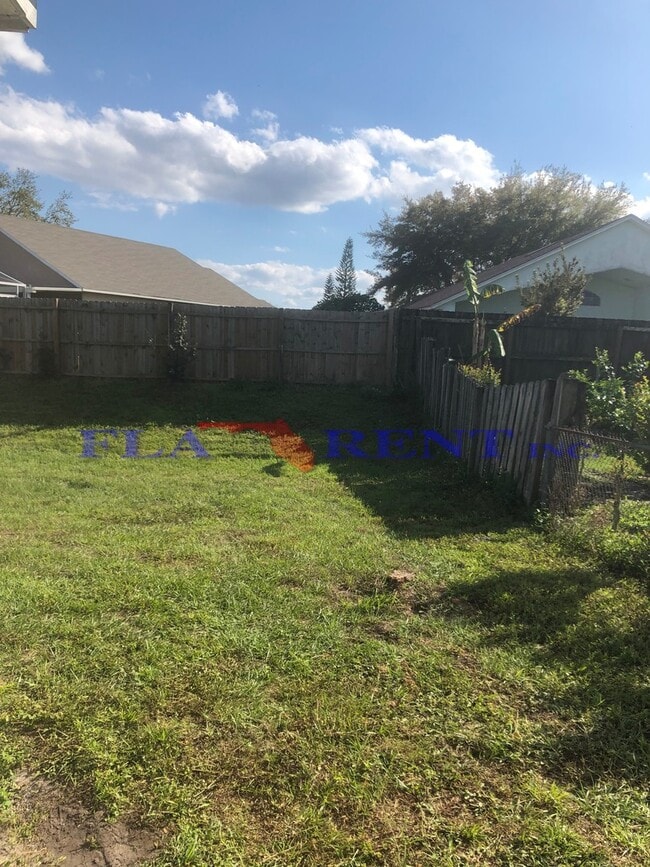 Building Photo - **3/1 Manufactured Home in Charlin Parkway area with large fenced yard**