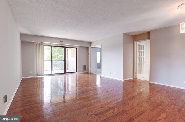 Foto del edificio - 8370 Greensboro Dr