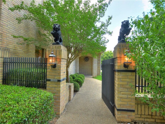Building Photo - 10215 River Plantation Dr