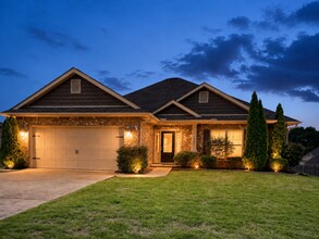 Building Photo - 29635 Laura Ridge Dr NW