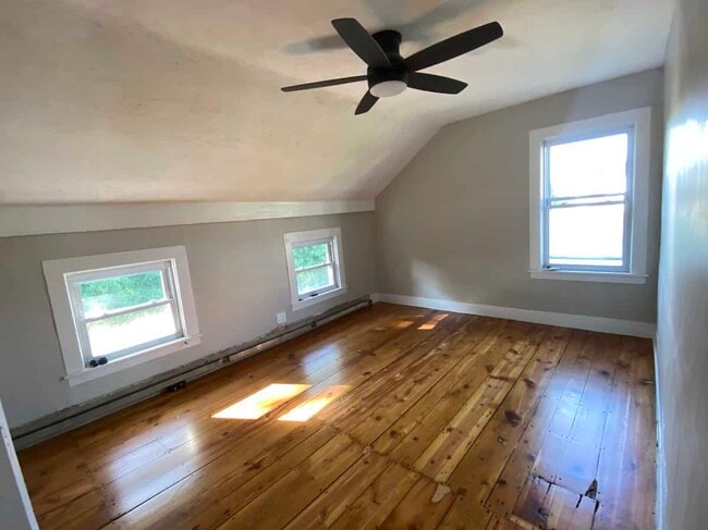 Building Photo - 18 Emerald Pl