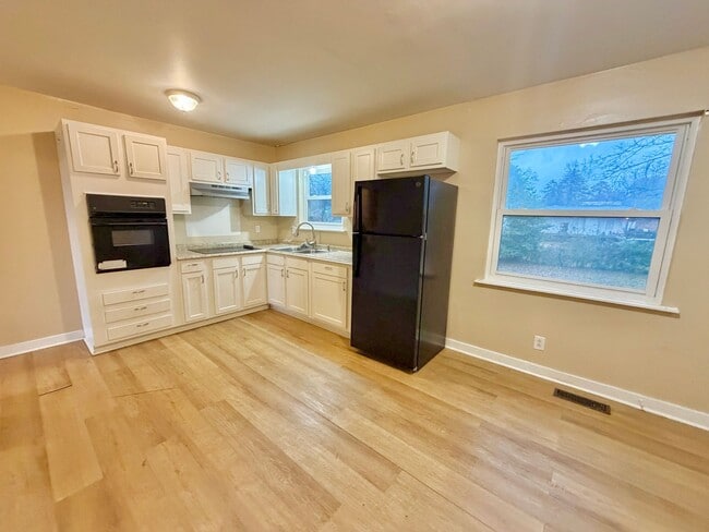 Building Photo - Nice Split Level Home in Huntsville! Fenced Yard and 2 car garage!