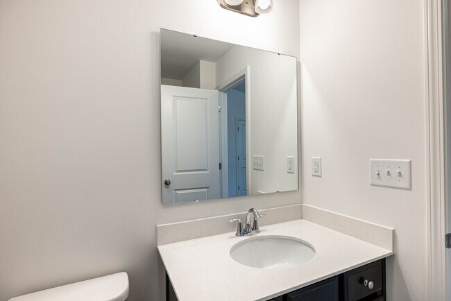 Foto del edificio - NEW 2 Bedroom Townhome in Lowell (Minutes ...