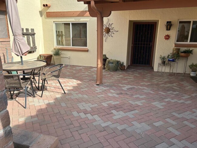 Foto del edificio - 449 E Paseo Chuparosas