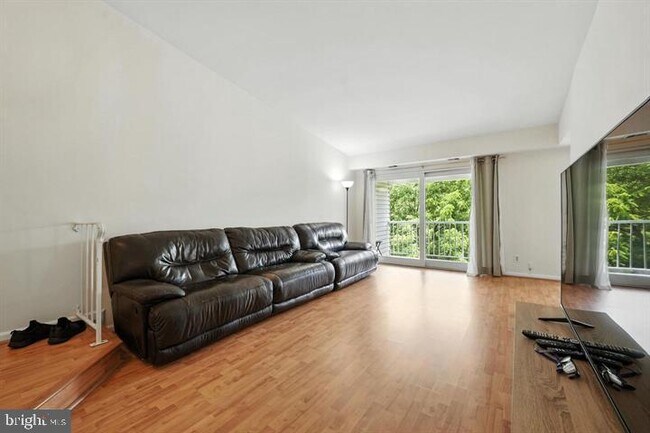 Foto del edificio - 20315 Beaconfield Terrace