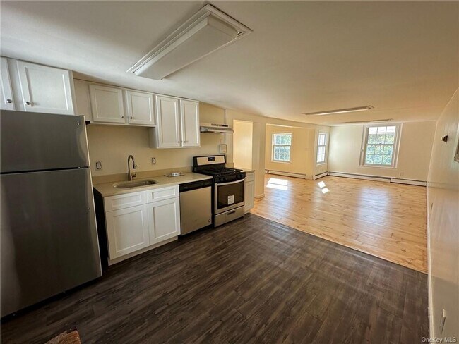 Building Photo - 636 Main St