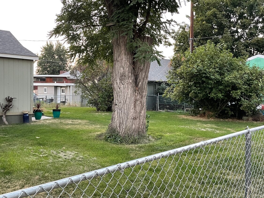 Building Photo - 3504 NE Riverside Ave