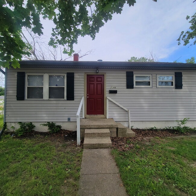 Garage and double lot! - Garage and double lot! Apartment