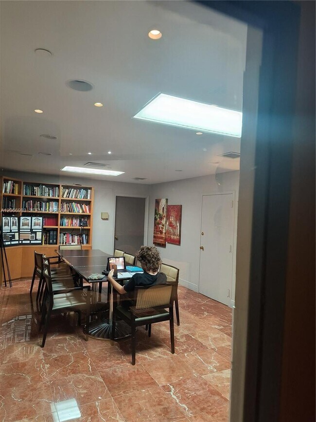 Foto del edificio - 3610 Yacht Club Dr
