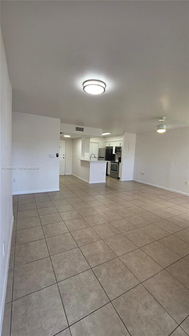Foto del edificio - 2881 N Oakland Forest Dr