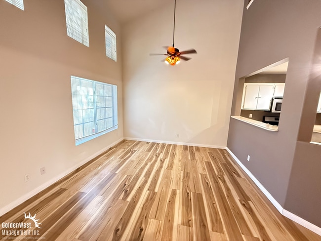 Building Photo - Beautifully Maintained 2Bdm 2Ba Two-story ...