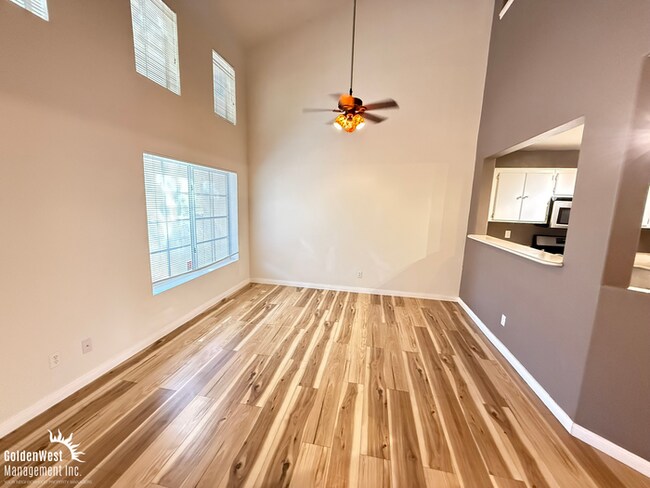Foto del edificio - Beautifully Maintained 2Bdm 2Ba Two-story ...