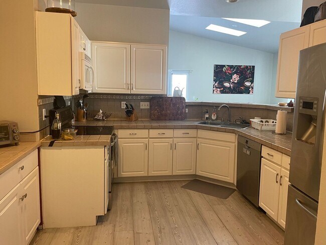 Foto del edificio - Fully Furnished 2 Bed | 2.5 Bath Home with Fireplace – Powers Corridor