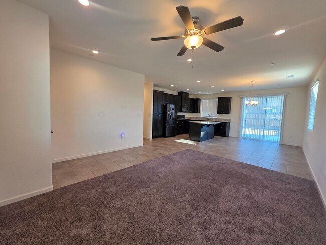 Foto del edificio - Newer 3 Bedroom 2 Bathroom in Tulare! $300 off First Month's Rent!!!