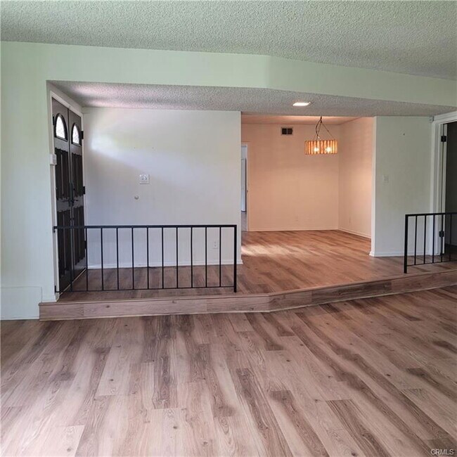 Foto del edificio - 303 S Kenneth Rd