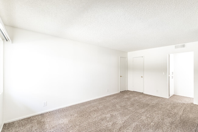 Building Photo - Parkwood Apartments