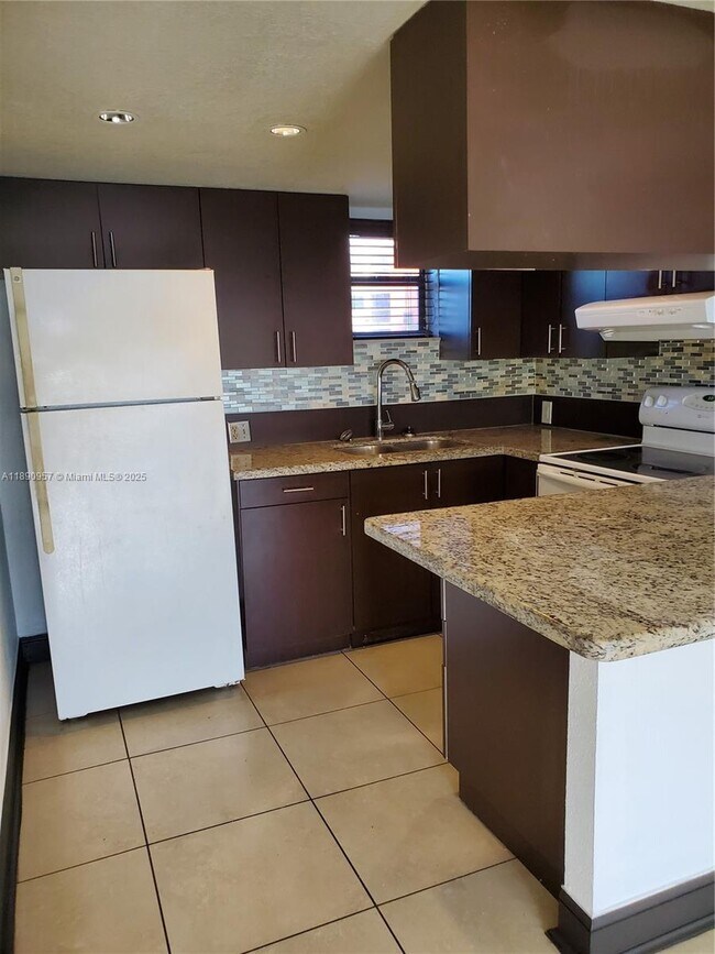 Foto del edificio - 8290 Lake Dr